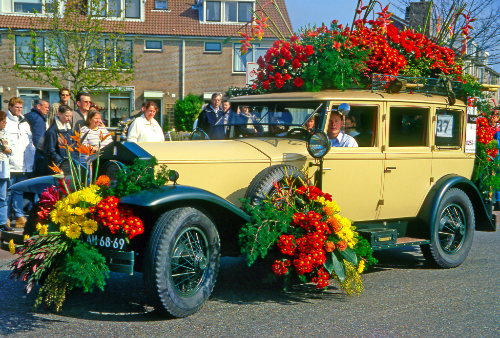 Flower Parade, Haarlem, The Netherlands jigsaw puzzle in Cars & Bikes puzzles on TheJigsawPuzzles.com