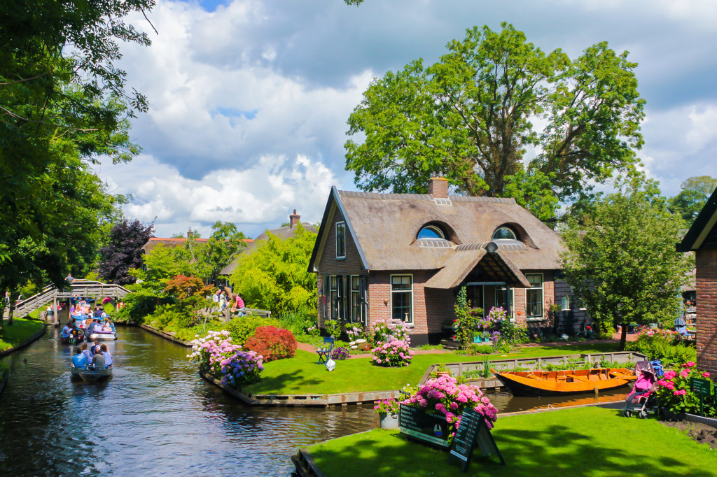 Canals of Giethoorn, The Netherlands jigsaw puzzle in Street View puzzles on TheJigsawPuzzles.com