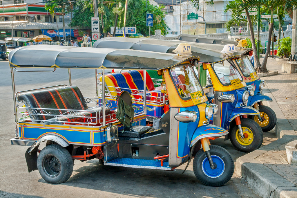 Тук-тук такси в Бангкоке, Таиланд jigsaw puzzle in Автомобили и Мотоциклы puzzles on TheJigsawPuzzles.com