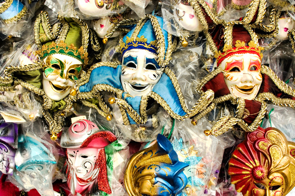 Masques de carnaval Vénitiens jigsaw puzzle in Macrophotographie puzzles on TheJigsawPuzzles.com
