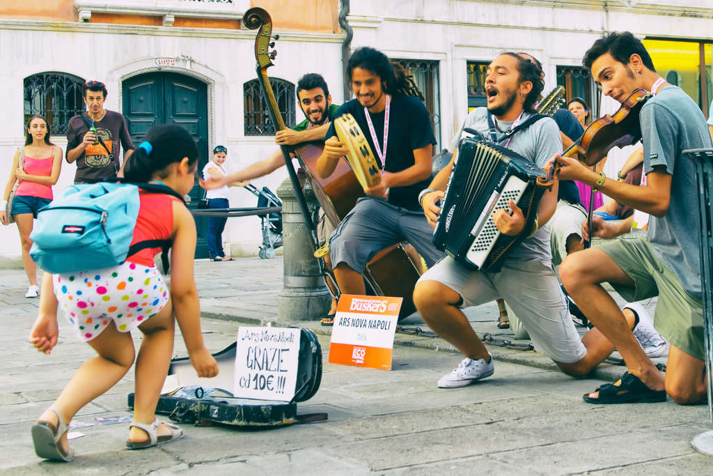 Straßenmusiker aus Neapel, Italien jigsaw puzzle in Menschen puzzles on TheJigsawPuzzles.com