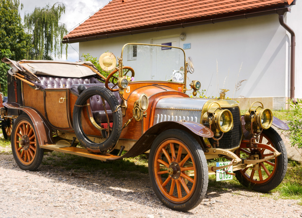 Выставка исторических автомобилей в Брада, Чешская Республика jigsaw puzzle in Автомобили и Мотоциклы puzzles on TheJigsawPuzzles.com