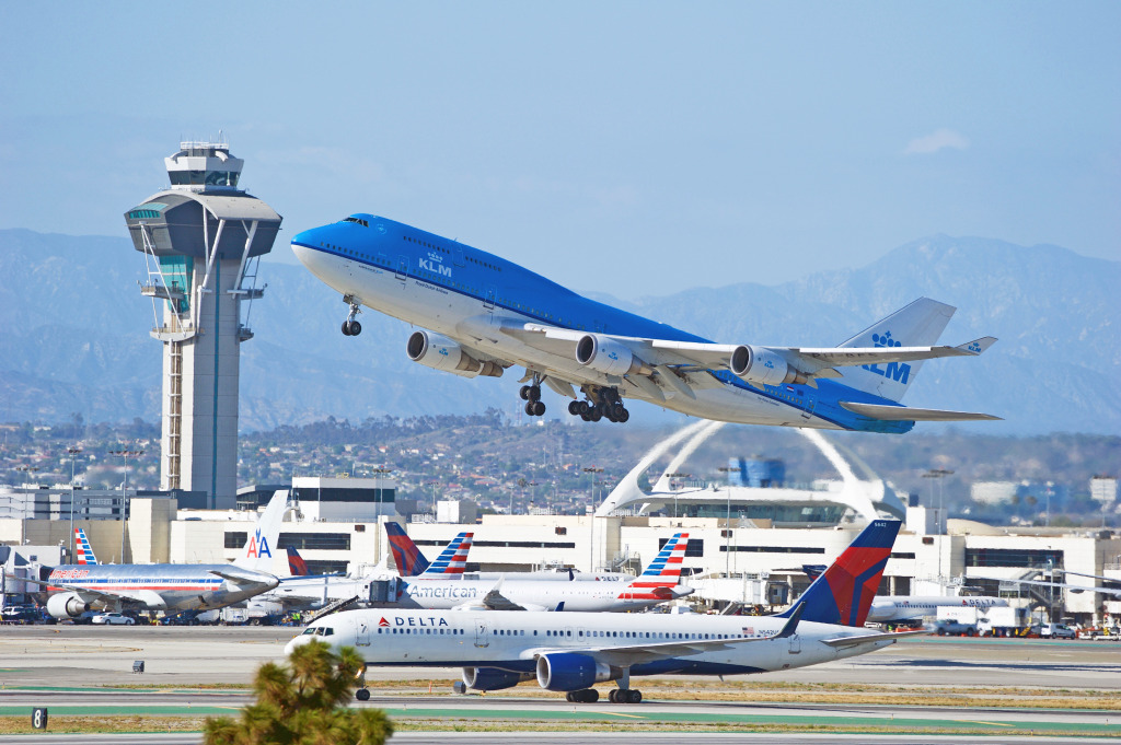 Aéroport International de Los Angeles jigsaw puzzle in Aviation puzzles on TheJigsawPuzzles.com