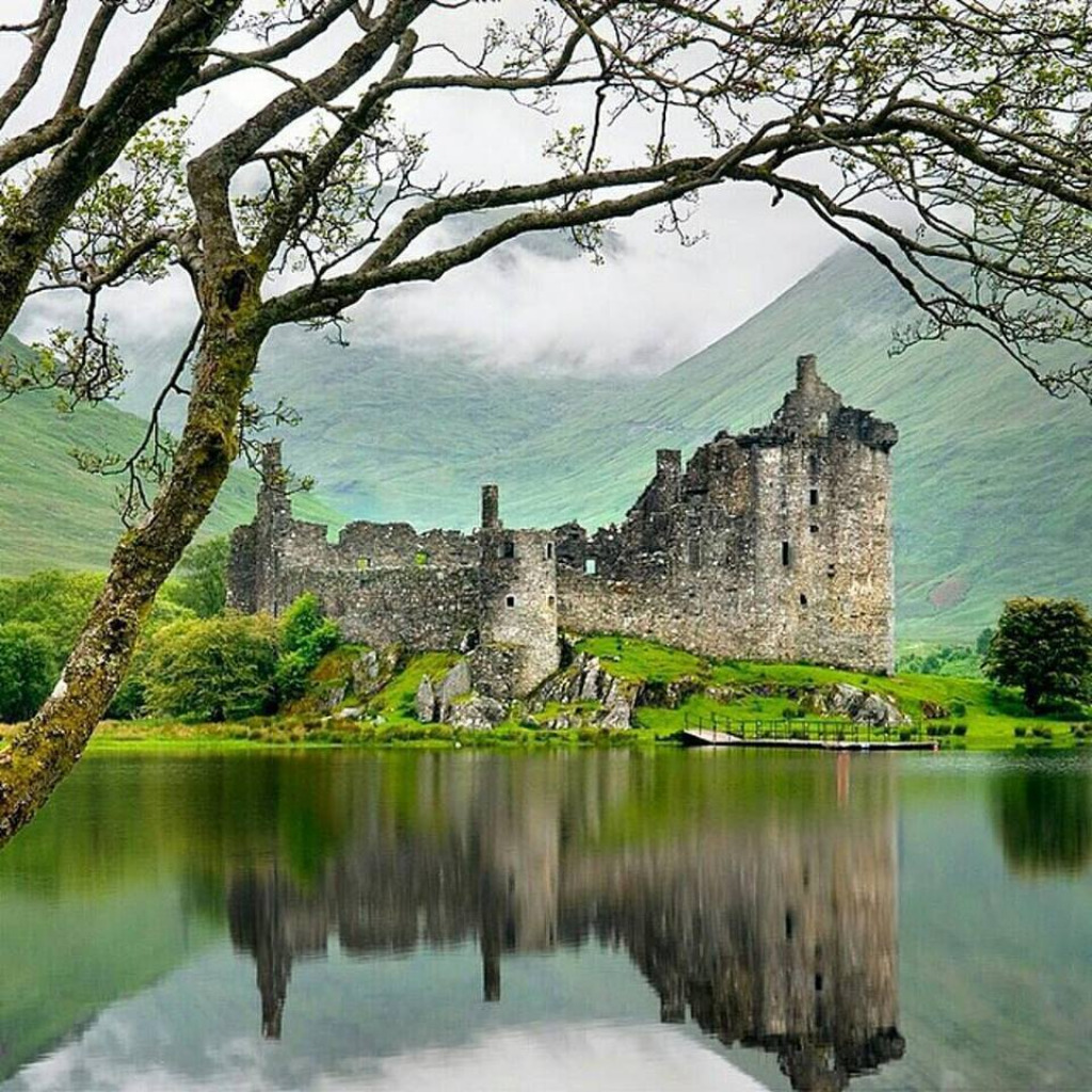 Kilchurn Castle, Scotland. jigsaw puzzle in Naomi Knapp puzzles on TheJigsawPuzzles.com