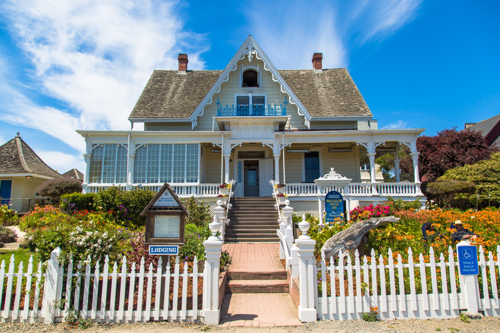 Victorian House In Mendocino CA jigsaw puzzle in Street View puzzles on TheJigsawPuzzles.com