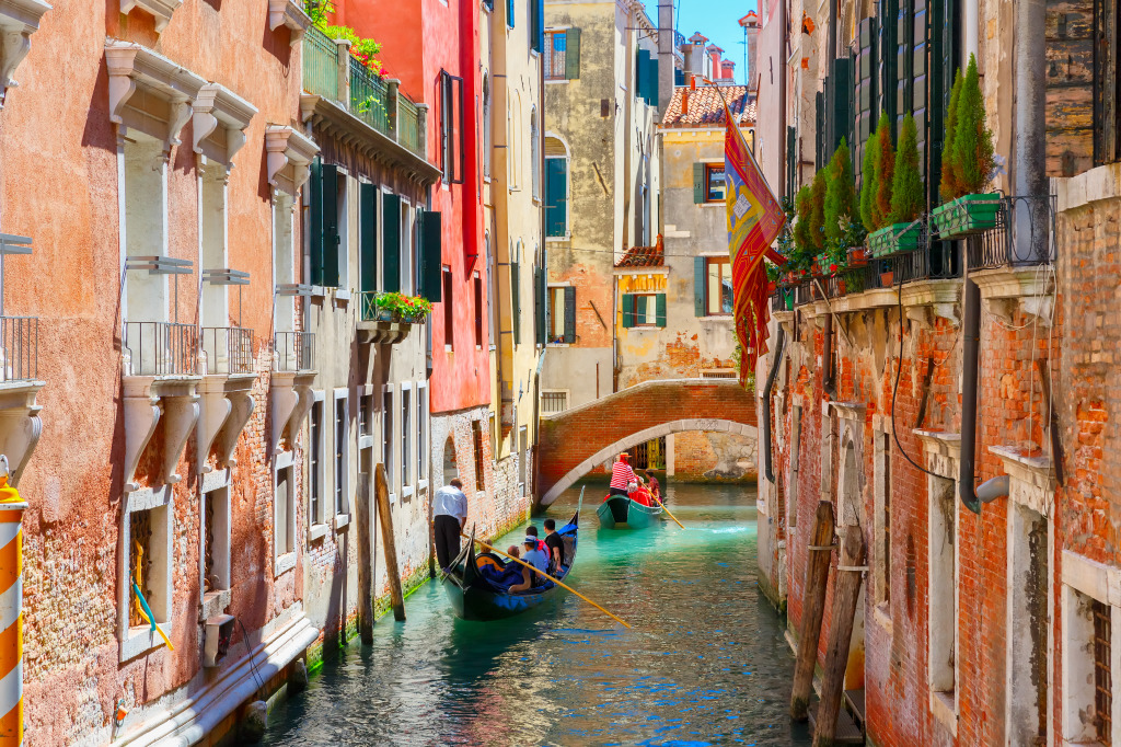 Un canal étroit à Venise jigsaw puzzle in Paysages urbains puzzles on TheJigsawPuzzles.com