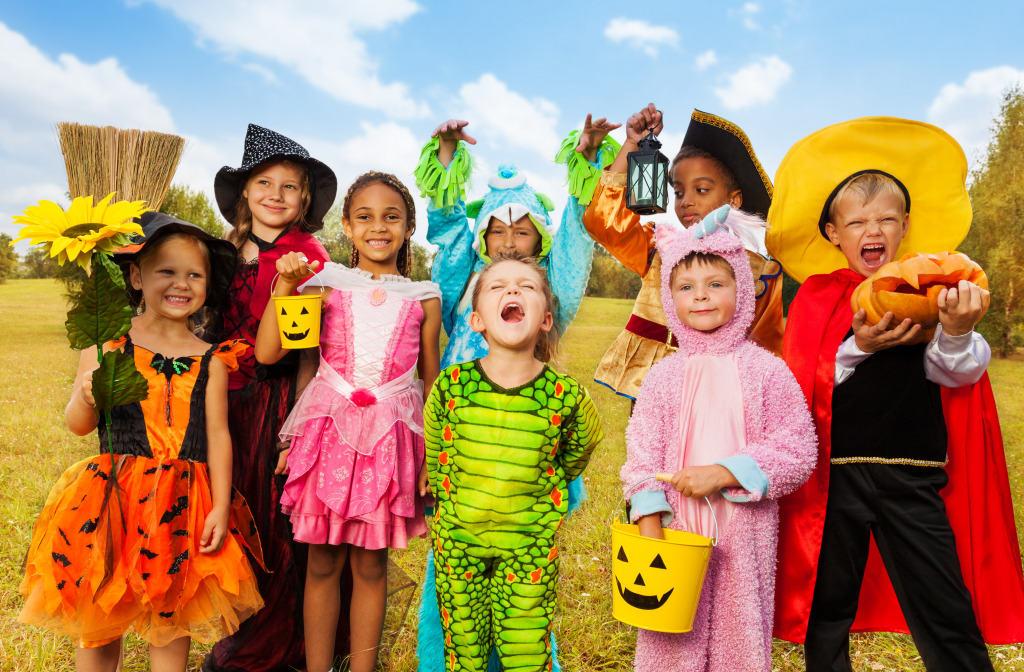 Des enfants en costumes d'Halloween jigsaw puzzle in Halloween puzzles on TheJigsawPuzzles.com