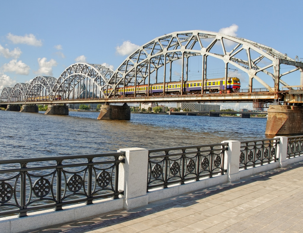 Pont du chemin de fer à Riga, Latvia jigsaw puzzle in Ponts puzzles on TheJigsawPuzzles.com