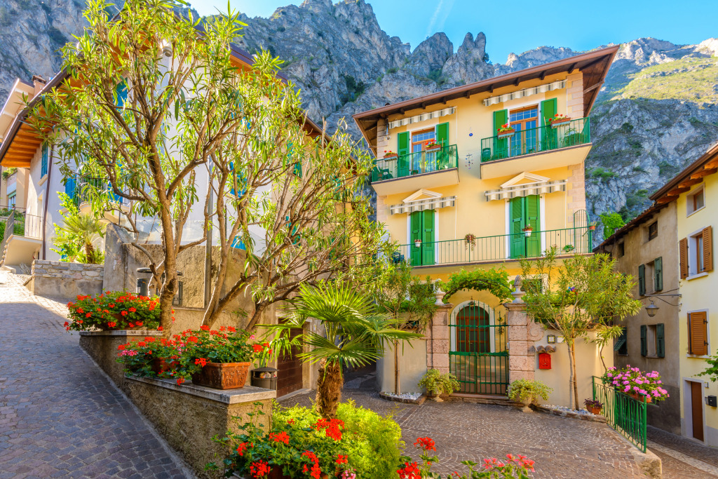 Limone on Lake Garda, Italy jigsaw puzzle in Paysages urbains puzzles on TheJigsawPuzzles.com