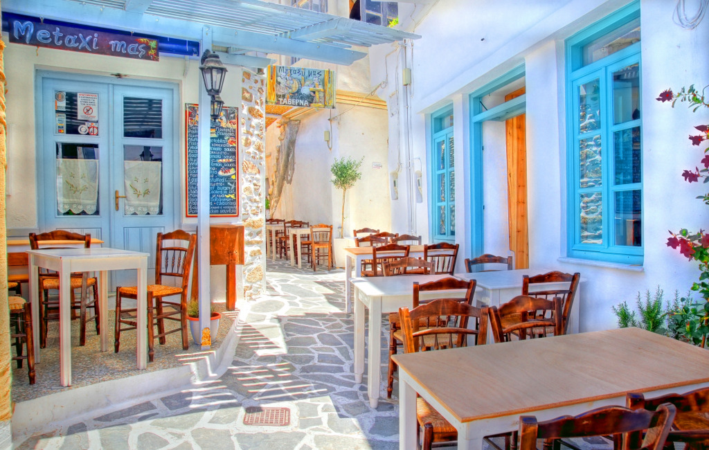 Straßenrestaurant in Paros, Griechenland jigsaw puzzle in Straßenansicht puzzles on TheJigsawPuzzles.com