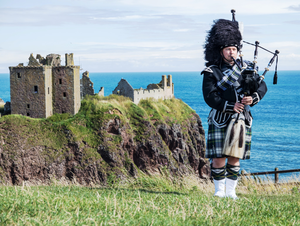 Scottish Bagpiper near Dunnottar Castle jigsaw puzzle in People puzzles on TheJigsawPuzzles.com