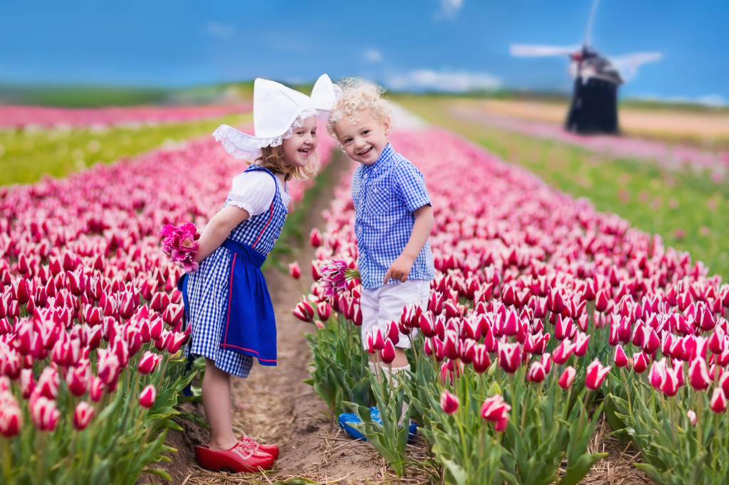 Des jeunes Hollandais dans un champ de tulipes jigsaw puzzle in Personnes puzzles on TheJigsawPuzzles.com