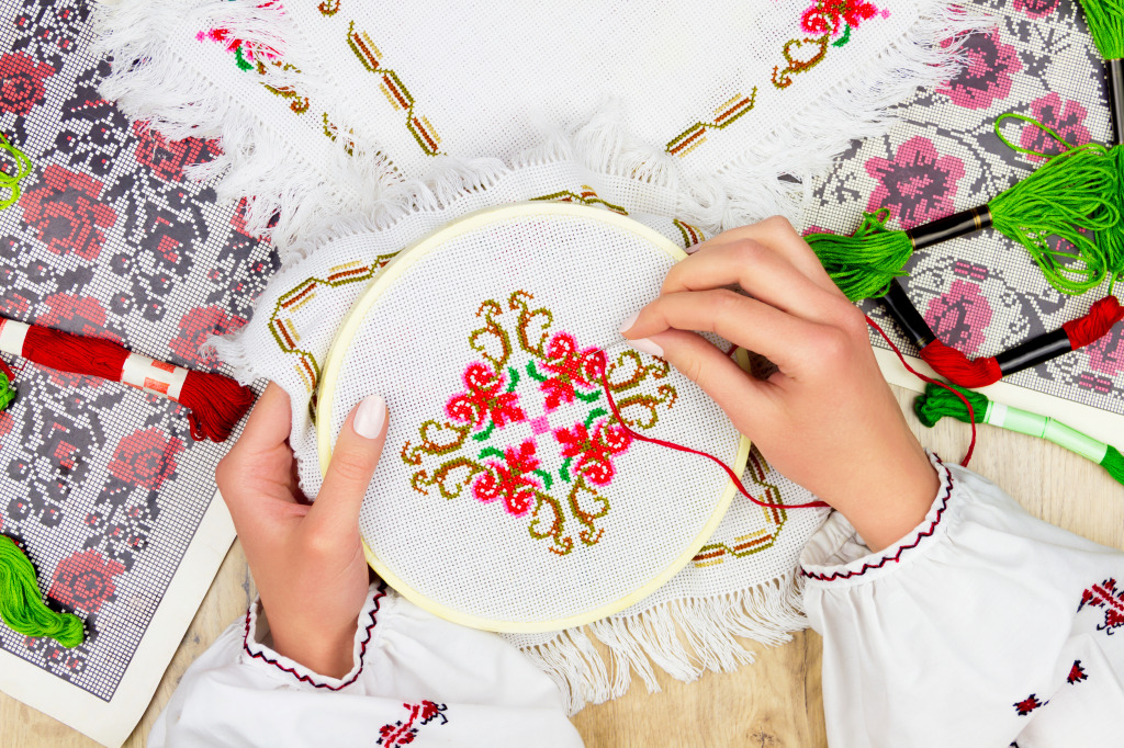 Broderie traditionnelle Ukrainienne jigsaw puzzle in Bricolage puzzles on TheJigsawPuzzles.com