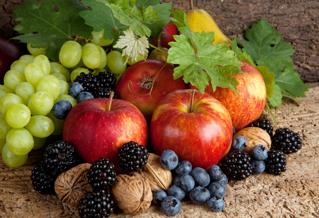 Осенние фрукты, орехи и ягоды jigsaw puzzle in Фрукты и Овощи puzzles on TheJigsawPuzzles.com