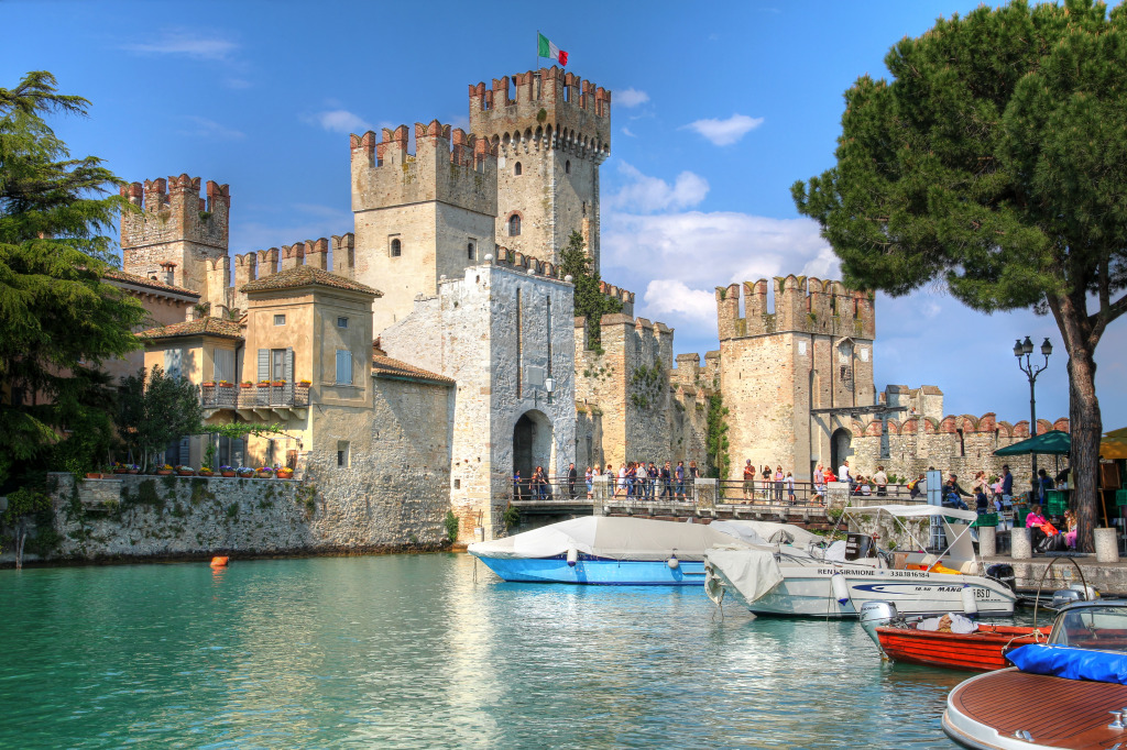 Castelo Scaliger no Lago Garda, Itália jigsaw puzzle in Castelos puzzles on TheJigsawPuzzles.com