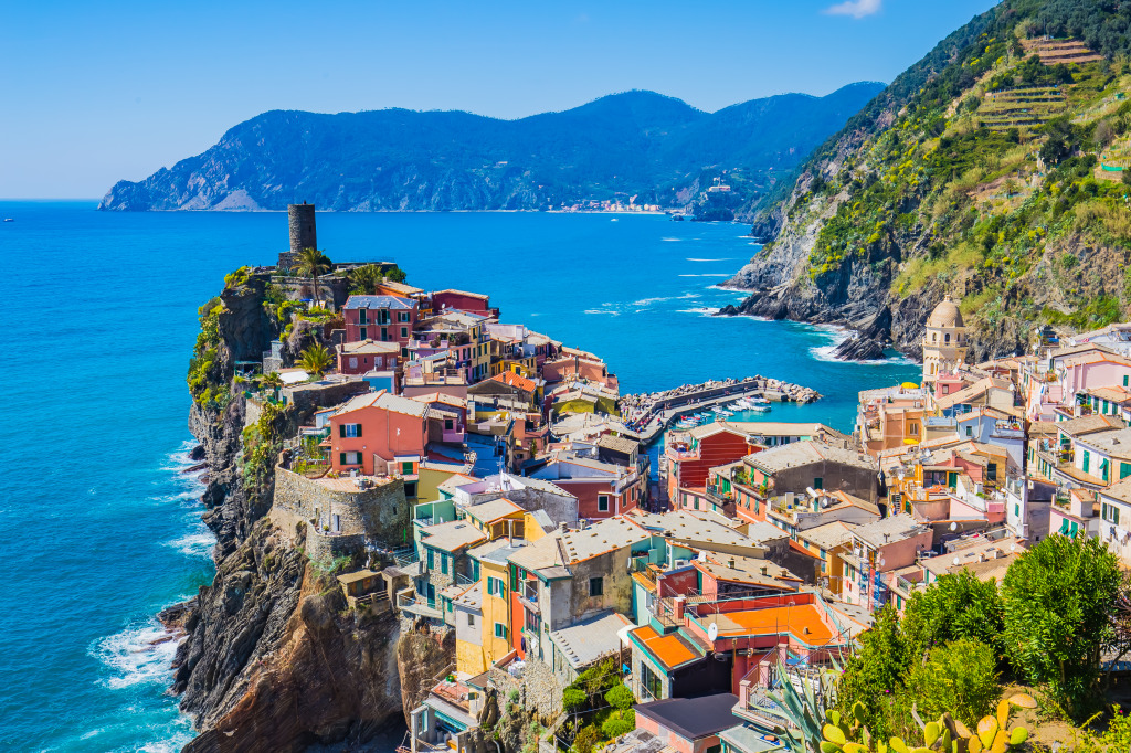 Vernazza in Cinque Terre, Italy jigsaw puzzle in Great Sightings puzzles on TheJigsawPuzzles.com