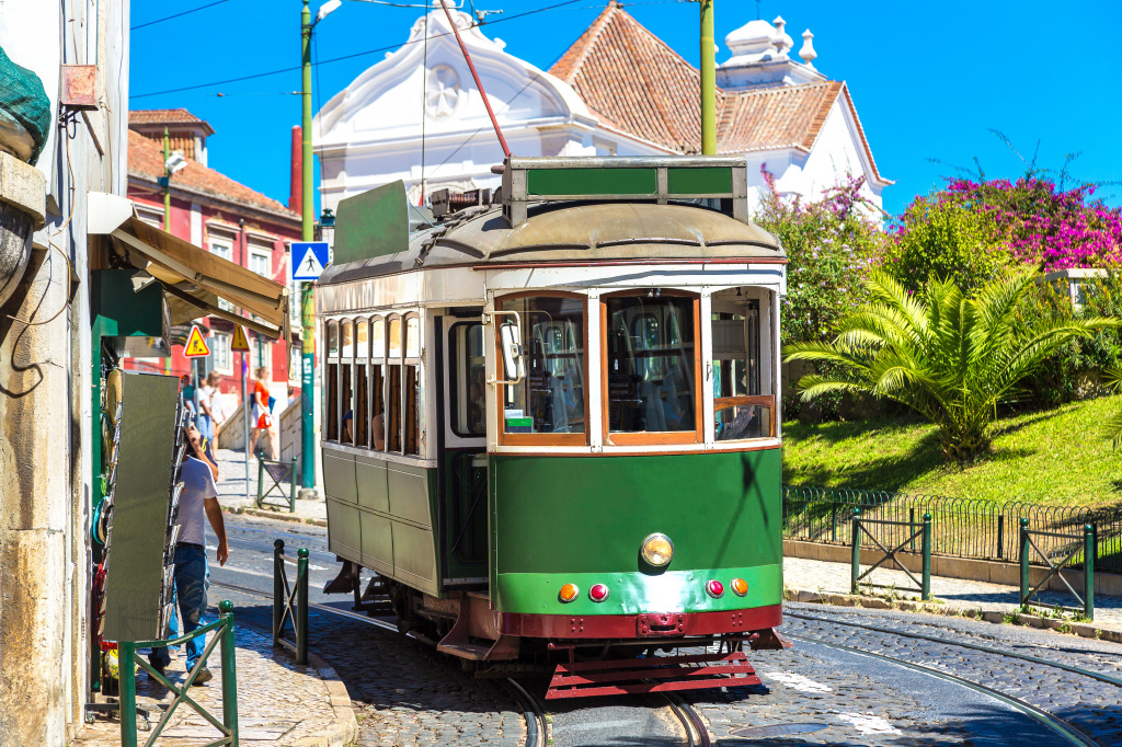 Старинный трамвай в Лиссабоне, Португалия jigsaw puzzle in Автомобили и Мотоциклы puzzles on TheJigsawPuzzles.com