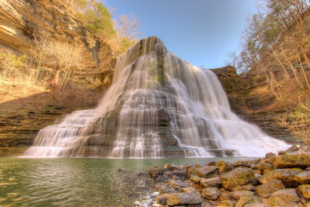 Großer Wasserfall im Burgess Falls Park, Tennessee jigsaw puzzle in Wasserfälle puzzles on TheJigsawPuzzles.com