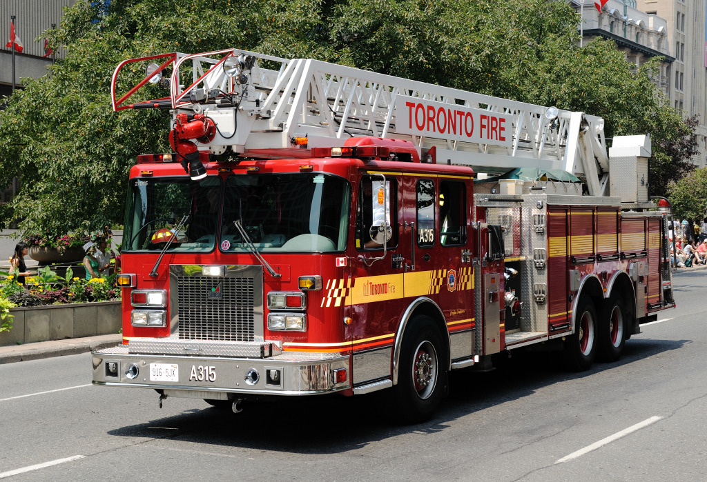 Camion de pompiers de Toronto jigsaw puzzle in Voitures et Motos puzzles on TheJigsawPuzzles.com
