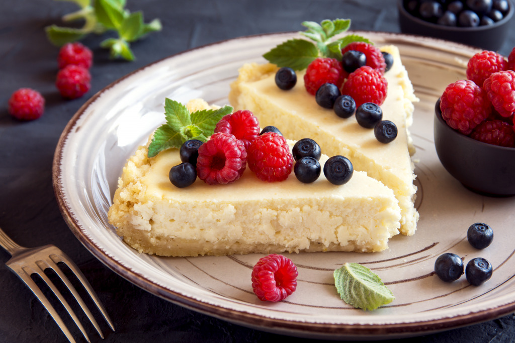 Homemade Cheesecake with Berries jigsaw puzzle in Food & Bakery puzzles on TheJigsawPuzzles.com