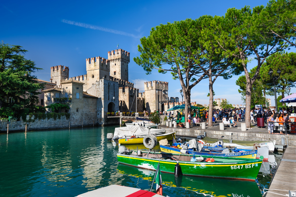 Château Scaliger, Sirmione, Italie jigsaw puzzle in Châteaux puzzles on TheJigsawPuzzles.com