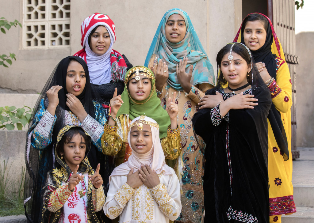 Omanische Mädchen in traditioneller Kleidung jigsaw puzzle in Menschen puzzles on TheJigsawPuzzles.com