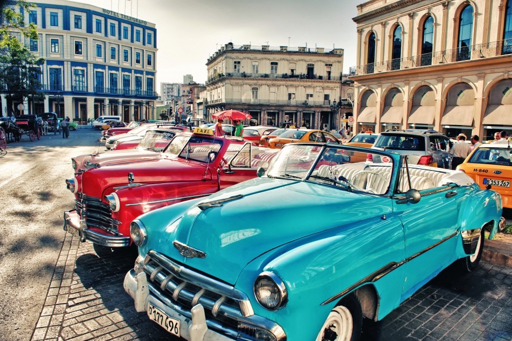 Classic American Cars à la Havane, Cuba jigsaw puzzle in Voitures et Motos puzzles on TheJigsawPuzzles.com