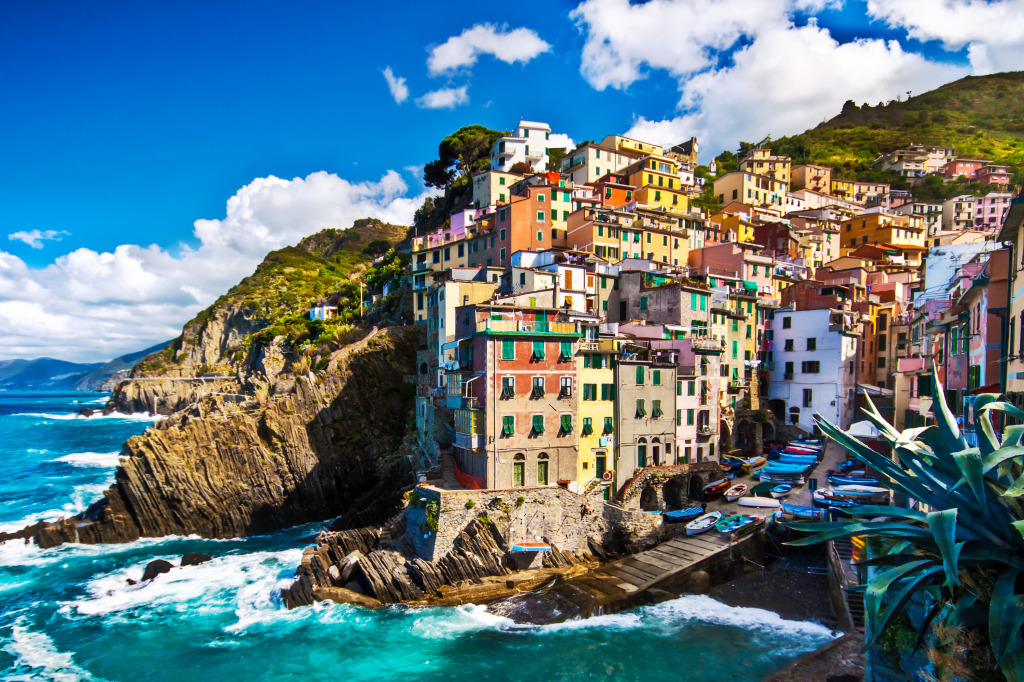 Riomaggiore Fisherman Village, Italy jigsaw puzzle in Great Sightings puzzles on TheJigsawPuzzles.com