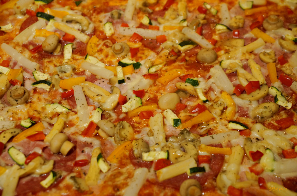 Pizza á la Mama jigsaw puzzle in Ursula Lindebaum puzzles on TheJigsawPuzzles.com