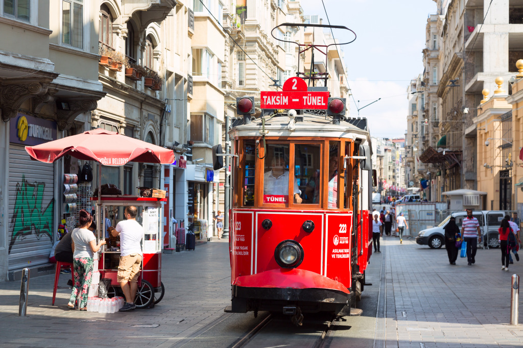 Ретро-трамвай в Стамбуле, Турция jigsaw puzzle in Автомобили и Мотоциклы puzzles on TheJigsawPuzzles.com