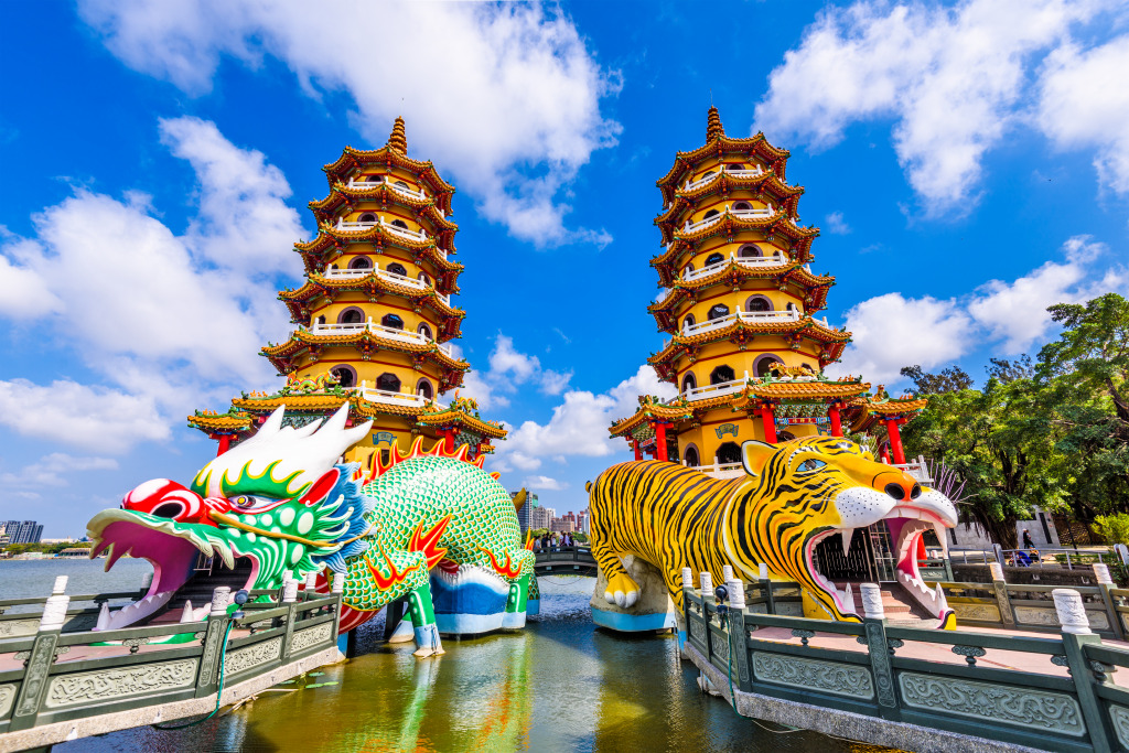 Dragon and Tiger Pagodas, Kaohsiung, Taiwan jigsaw puzzle in Großartige Landschaften puzzles on TheJigsawPuzzles.com
