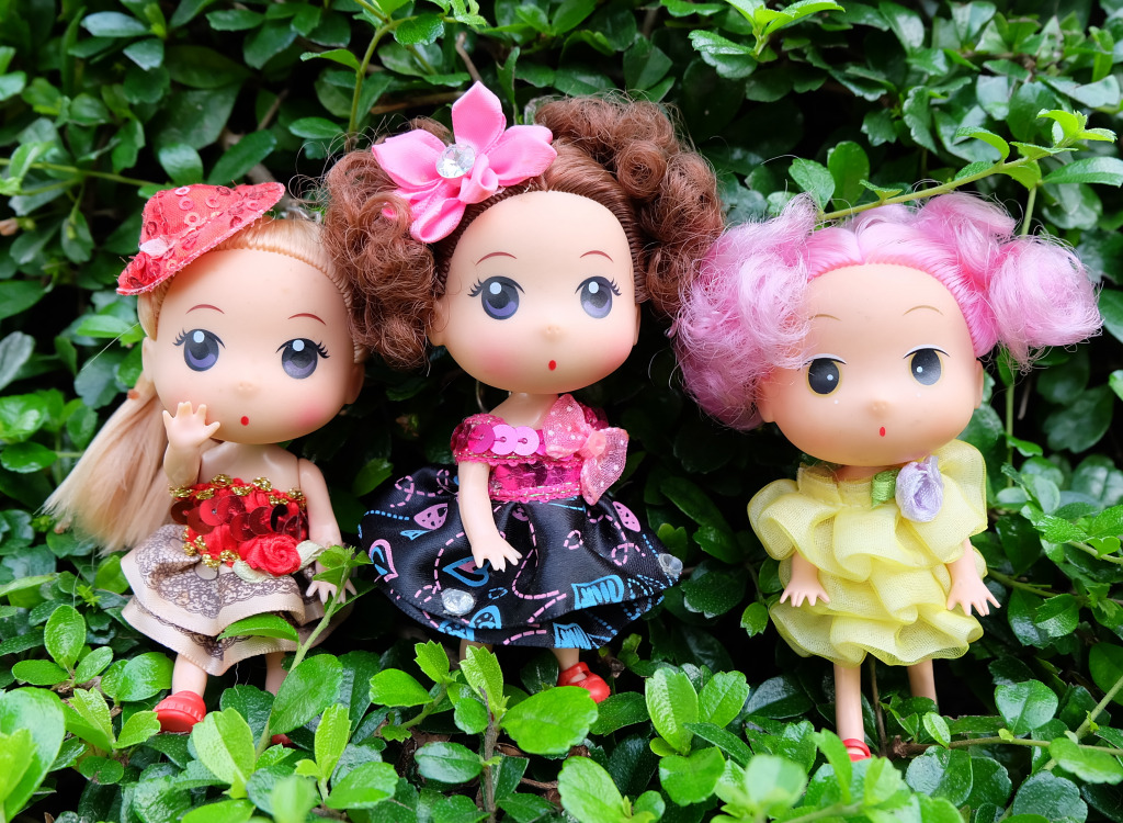 Dolls in the Garden jigsaw puzzle in Macro puzzles on TheJigsawPuzzles.com