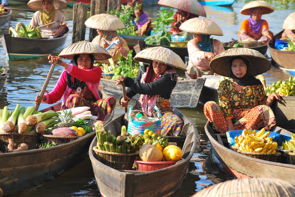 Floating Market in Banjarmasin, Indonesia jigsaw puzzle in People puzzles on TheJigsawPuzzles.com