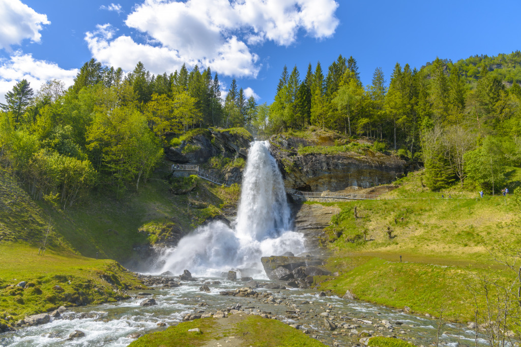 Wasserfall Steinsdalsfossen, Norwegen jigsaw puzzle in Wasserfälle puzzles on TheJigsawPuzzles.com