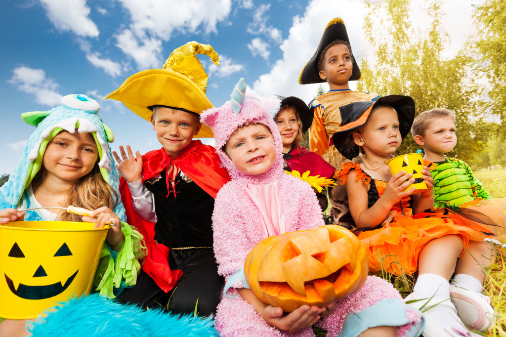 Kinder in bunten Halloween-Kostümen jigsaw puzzle in Halloween puzzles on TheJigsawPuzzles.com