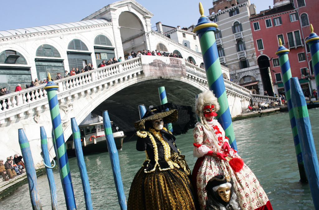 Rialtobrücke in Venedig während des Karnevals jigsaw puzzle in Brücken puzzles on TheJigsawPuzzles.com