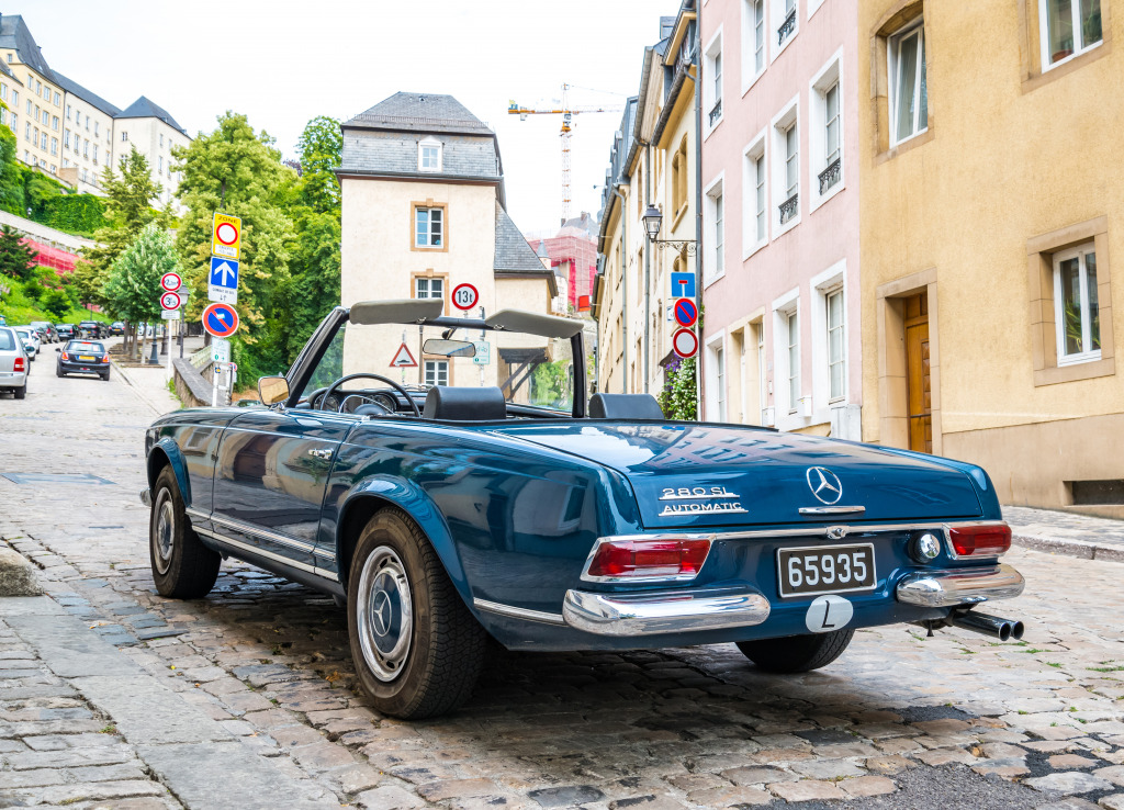 Mercedes Benz in Luxembourg City jigsaw puzzle in Cars & Bikes puzzles on TheJigsawPuzzles.com