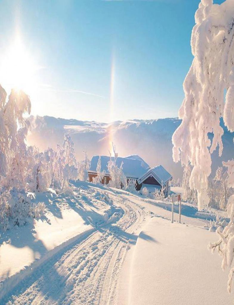 В воздухе пахло снегом. Солнце в горах зимой. Зимнее утро в горах. Утро в горах зимой. Домик в горах зимой.