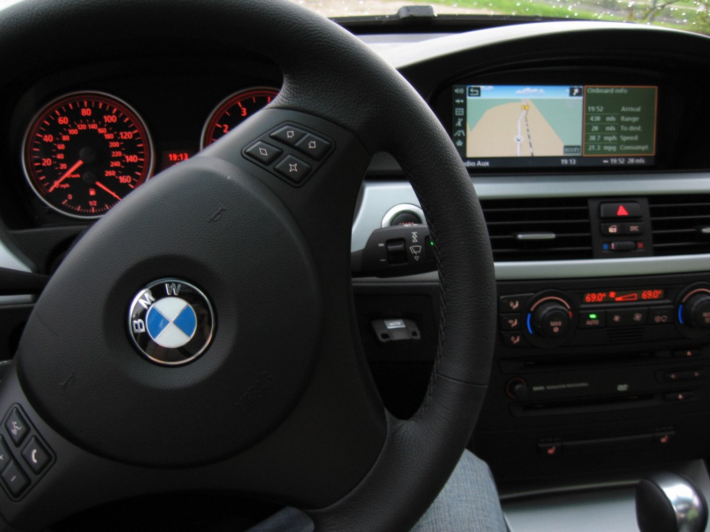 Cockpit of the 2006 BMW 330i jigsaw puzzle in Cars & Bikes puzzles on TheJigsawPuzzles.com