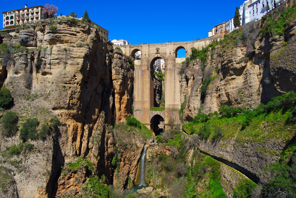 Puente Nuevo, Tajo Gorge, Ronda, Espagne jigsaw puzzle in Chutes d'eau puzzles on TheJigsawPuzzles.com