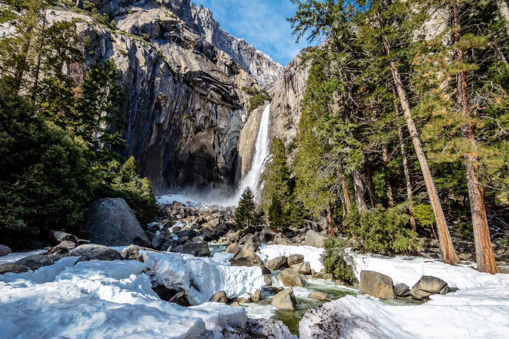 Lower Yosemite Falls im Winter jigsaw puzzle in Wasserfälle puzzles on TheJigsawPuzzles.com
