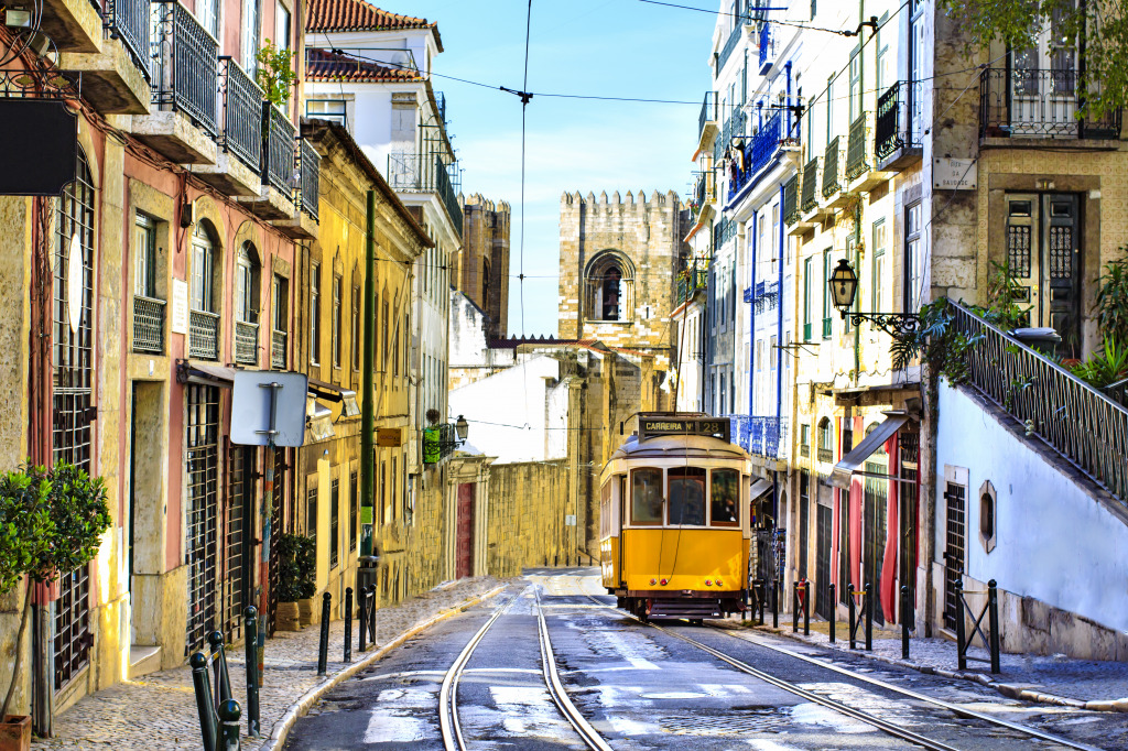 Gelbe Straßenbahn in Lissabon, Portugal jigsaw puzzle in Straßenansicht puzzles on TheJigsawPuzzles.com