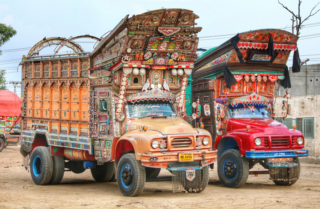 Caminhões Decorados em Punjab, Paquistão jigsaw puzzle in Carros & Motos puzzles on TheJigsawPuzzles.com