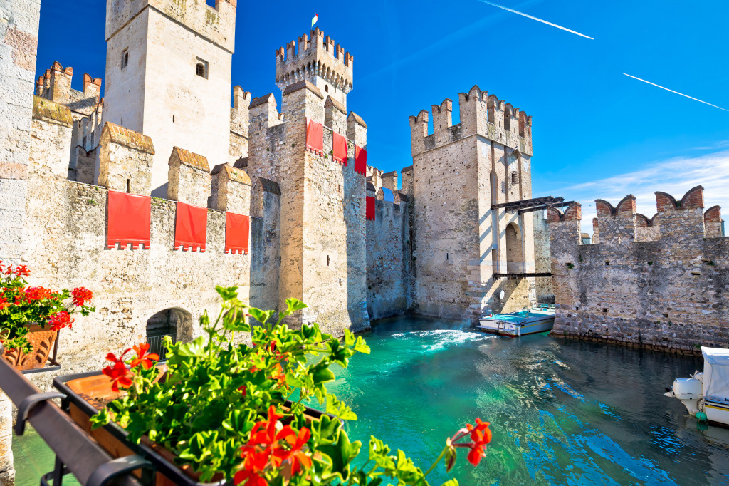 Cidade de Sirmione, Lago Di Garda, Itália jigsaw puzzle in Castelos puzzles on TheJigsawPuzzles.com