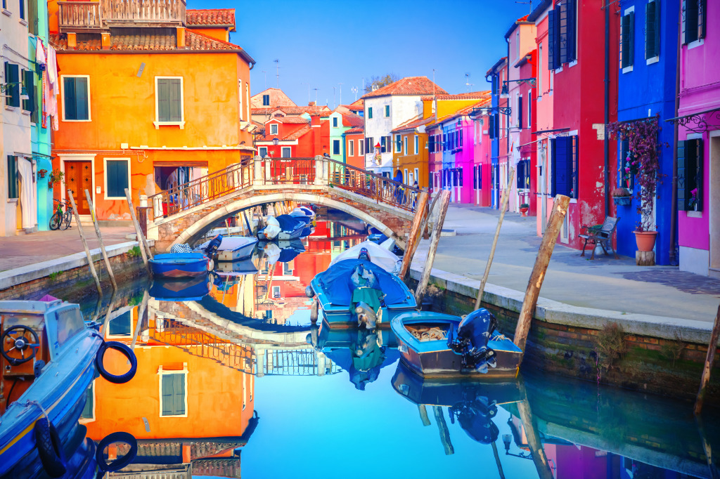 Colorful Houses in Burano, Venice jigsaw puzzle in Bridges puzzles on TheJigsawPuzzles.com