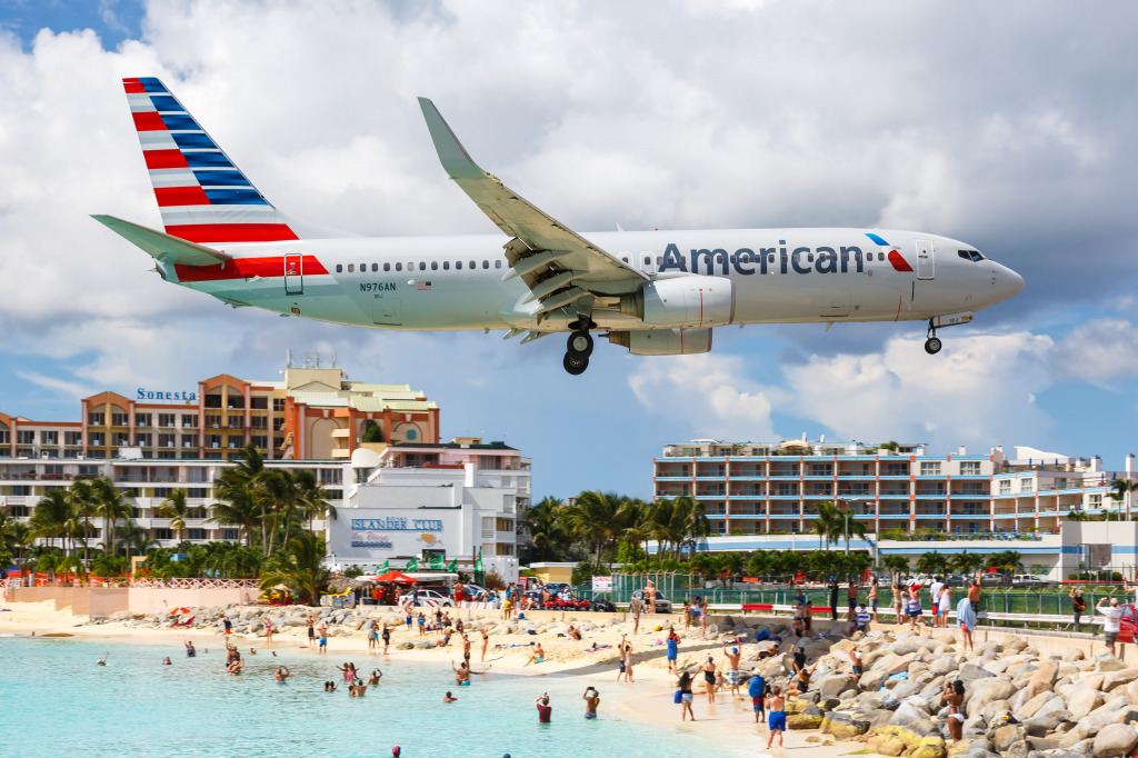 Boeing 737-800, Sint Maarten Airport jigsaw puzzle in Aviation puzzles on TheJigsawPuzzles.com