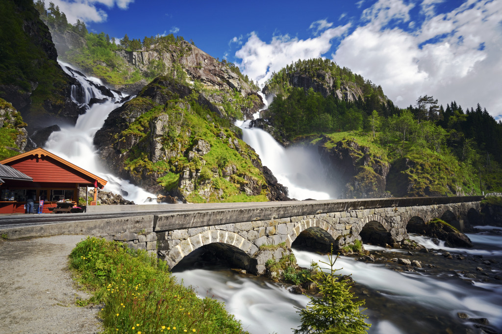 Wasserfall Låtefossen, Norwegen jigsaw puzzle in Wasserfälle puzzles on TheJigsawPuzzles.com