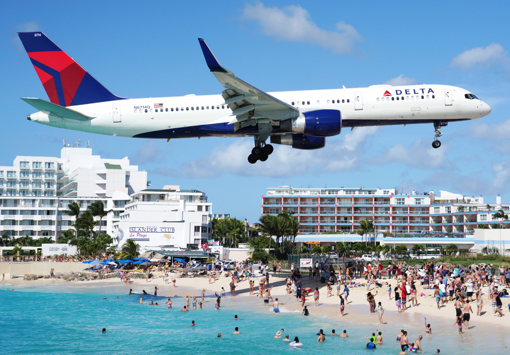 St. Martin International Airport jigsaw puzzle in Aviation puzzles on TheJigsawPuzzles.com