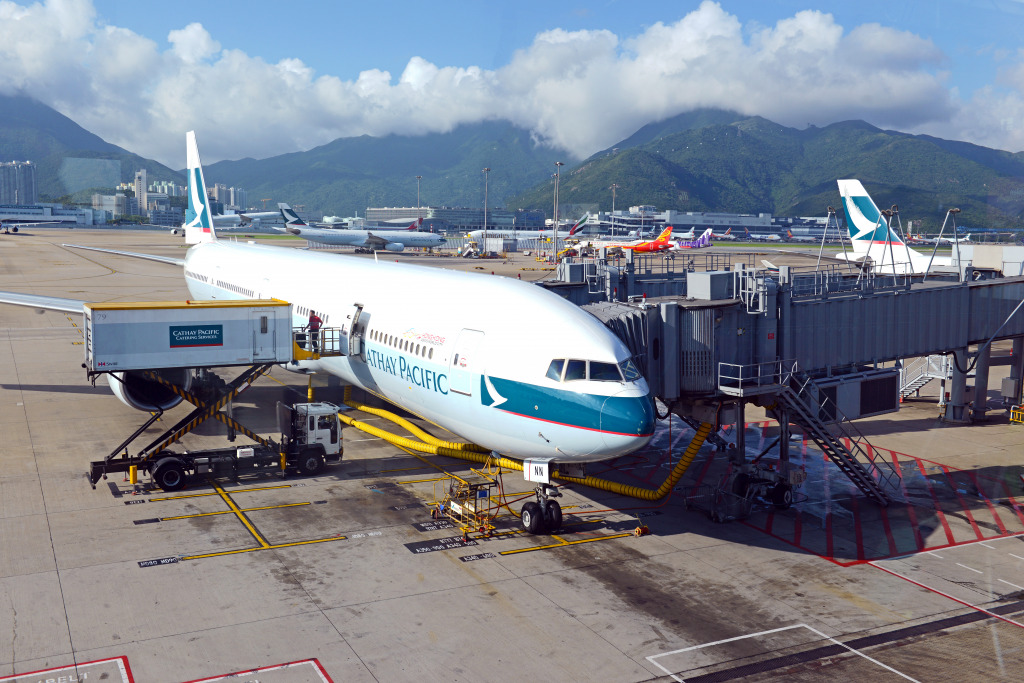 At Hong Kong International Airport jigsaw puzzle in Aviation puzzles on TheJigsawPuzzles.com