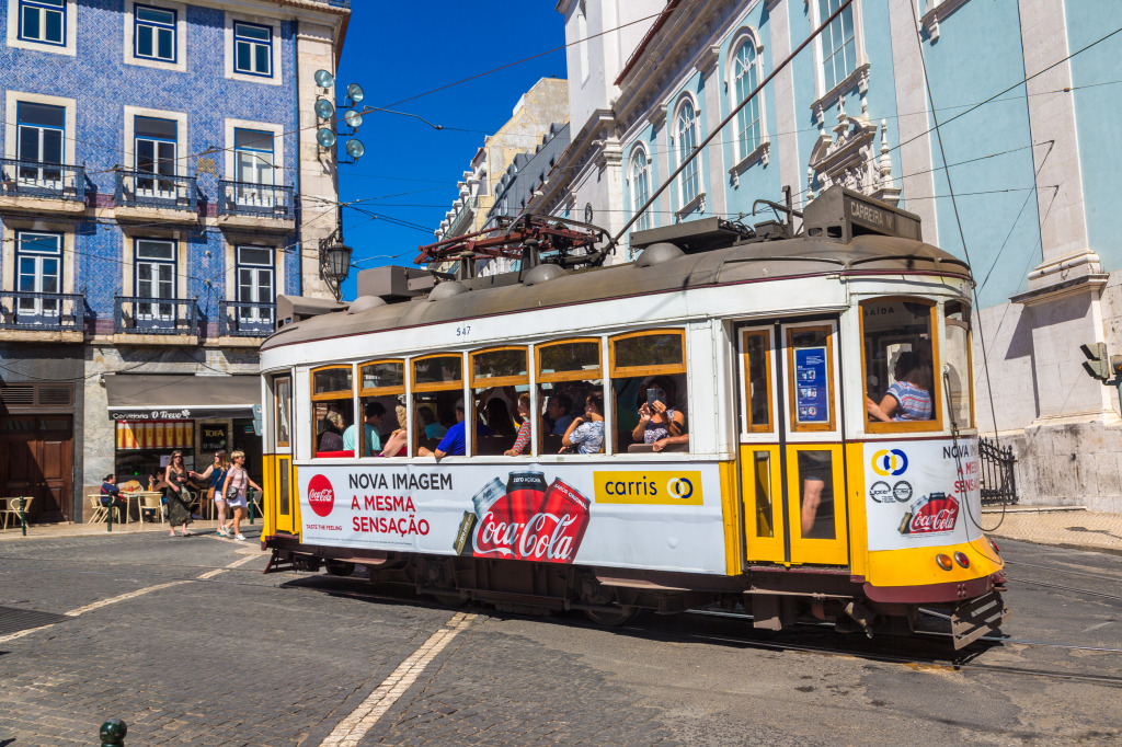 Винтажный трамвай в Лиссабоне, Португалия jigsaw puzzle in Автомобили и Мотоциклы puzzles on TheJigsawPuzzles.com